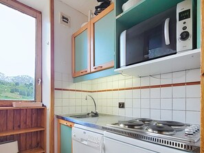 Coffee/tea maker, fridge, microwave, dishwasher