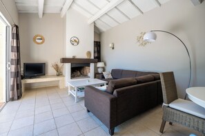 Smart TV, fireplace, books - Enjoy the peace and serenity of mountain walks. (Cruis)