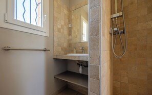 Douche, séchoir à cheveux, savon, papier de toilette