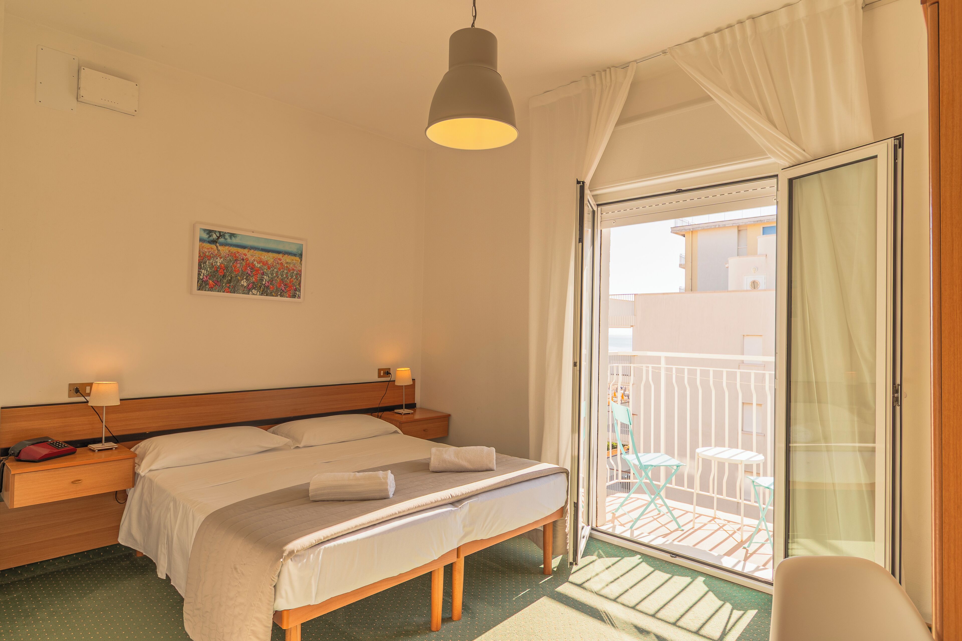 Basic Double room with lateral sea view | 客房内保险箱、办公桌、免费 WiFi、床单