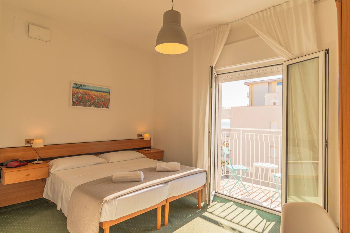 Basic Double room with lateral sea view | 客房内保险箱、办公桌、免费 WiFi、床单