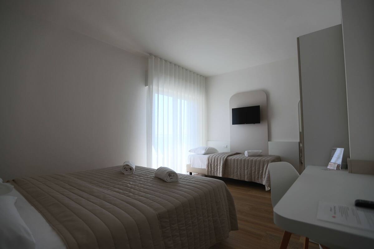 Superior triple room with lateral sea view | 客房内保险箱、办公桌、免费 WiFi、床单