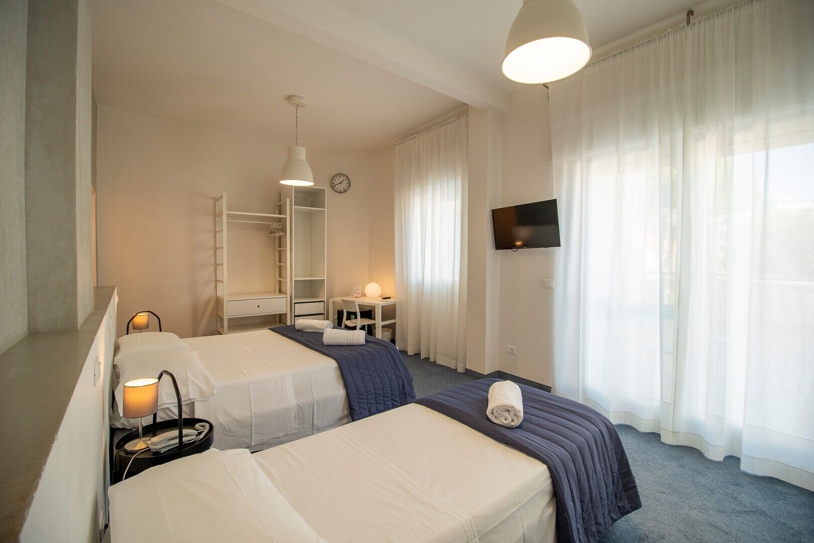 Deluxe Triple Room with partial sea view | 客房内保险箱、办公桌、免费 WiFi、床单