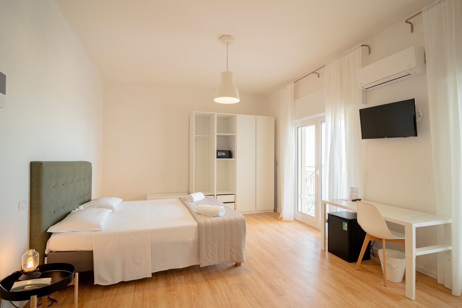 Quadruple Family Deluxe Room | 客房内保险箱、办公桌、免费 WiFi、床单