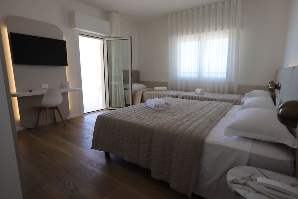 FAMILY SUPERIOR with sea front view | Caja de seguridad en la habitación, escritorio y wifi gratis