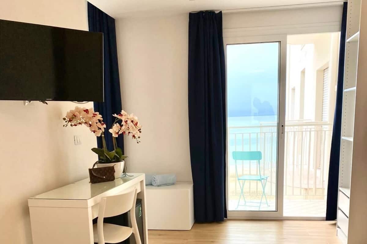 Junior Suite with sea front view | Caja de seguridad en la habitación, escritorio y wifi gratis