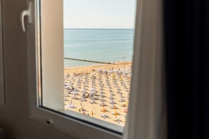 Comfort Quadruple Room with panoramic view | In-room safe, desk, free WiFi, bed sheets - Hotel Concordia (Jesolo)