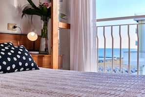 Economy Room with lateral sea view | In-room safe, desk, free WiFi, bed sheets