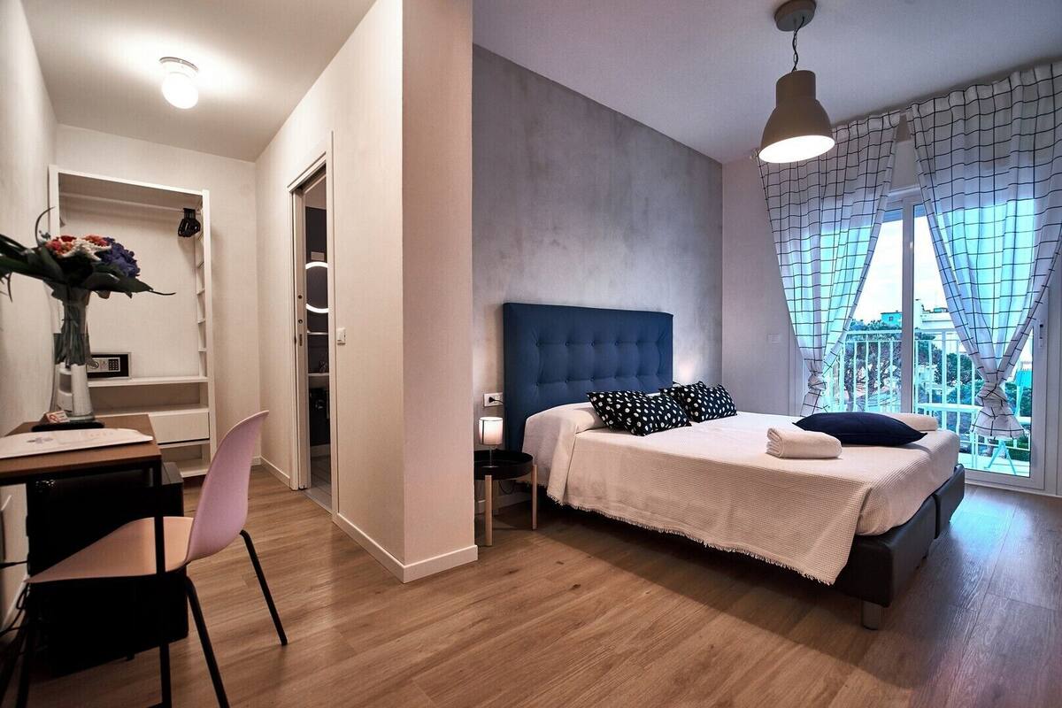 Deluxe Double Room with partial sea view | 客房内保险箱、办公桌、免费 WiFi、床单