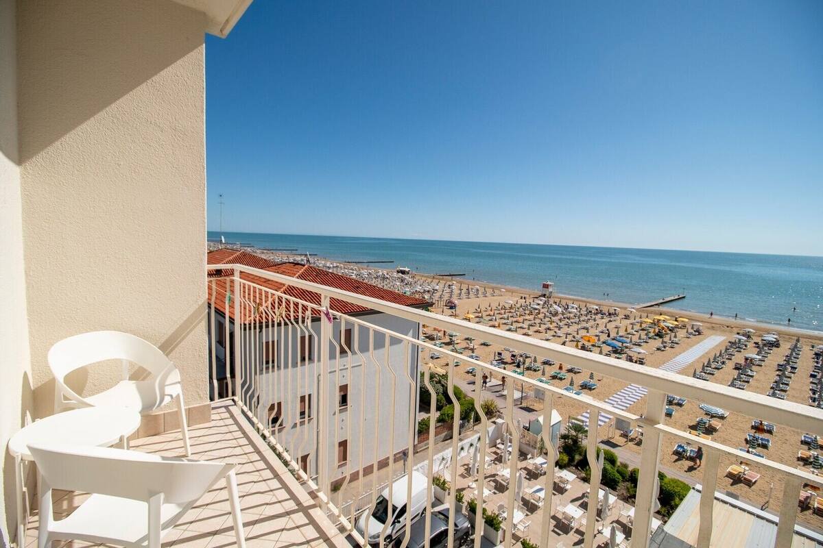 Junior Suite with sea front view | 客房内保险箱、办公桌、免费 WiFi、床单