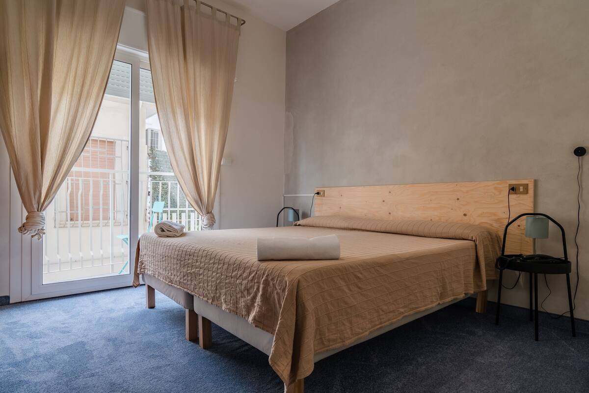 Standard Double Room with partial sea view | 客房内保险箱、办公桌、免费 WiFi、床单
