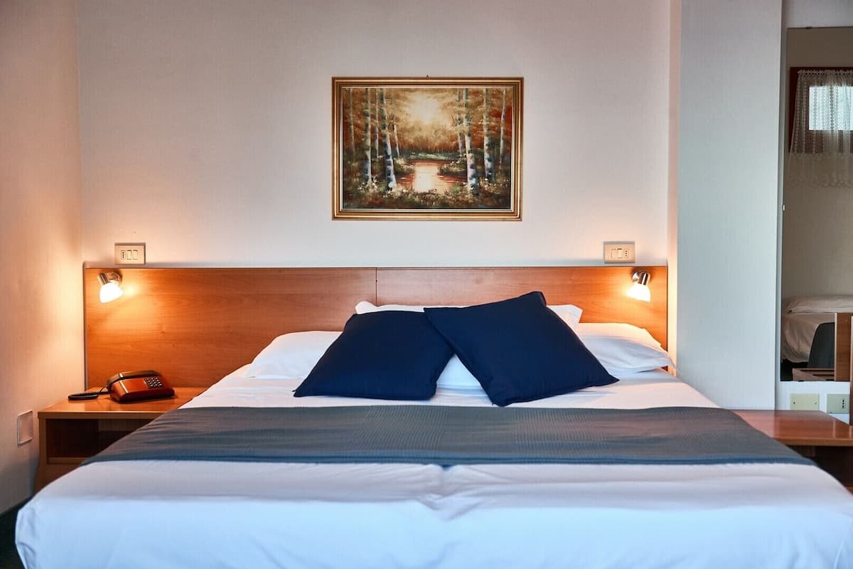 Basic Double room with lateral sea view | 객실 내 금고, 책상, 무료 WiFi, 침대 시트