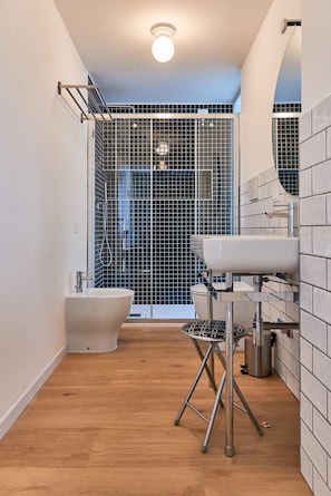 Comfort Quadruple Room with panoramic view | Bathroom | Shower, hair dryer, bidet, towels - Hotel Concordia (Jesolo)