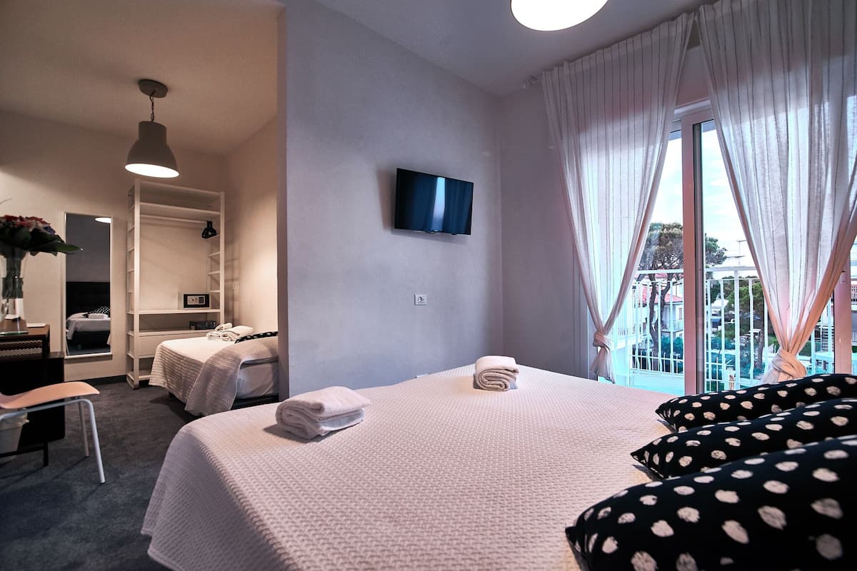 Deluxe Triple Room with partial sea view | Caja de seguridad en la habitación, escritorio y wifi gratis