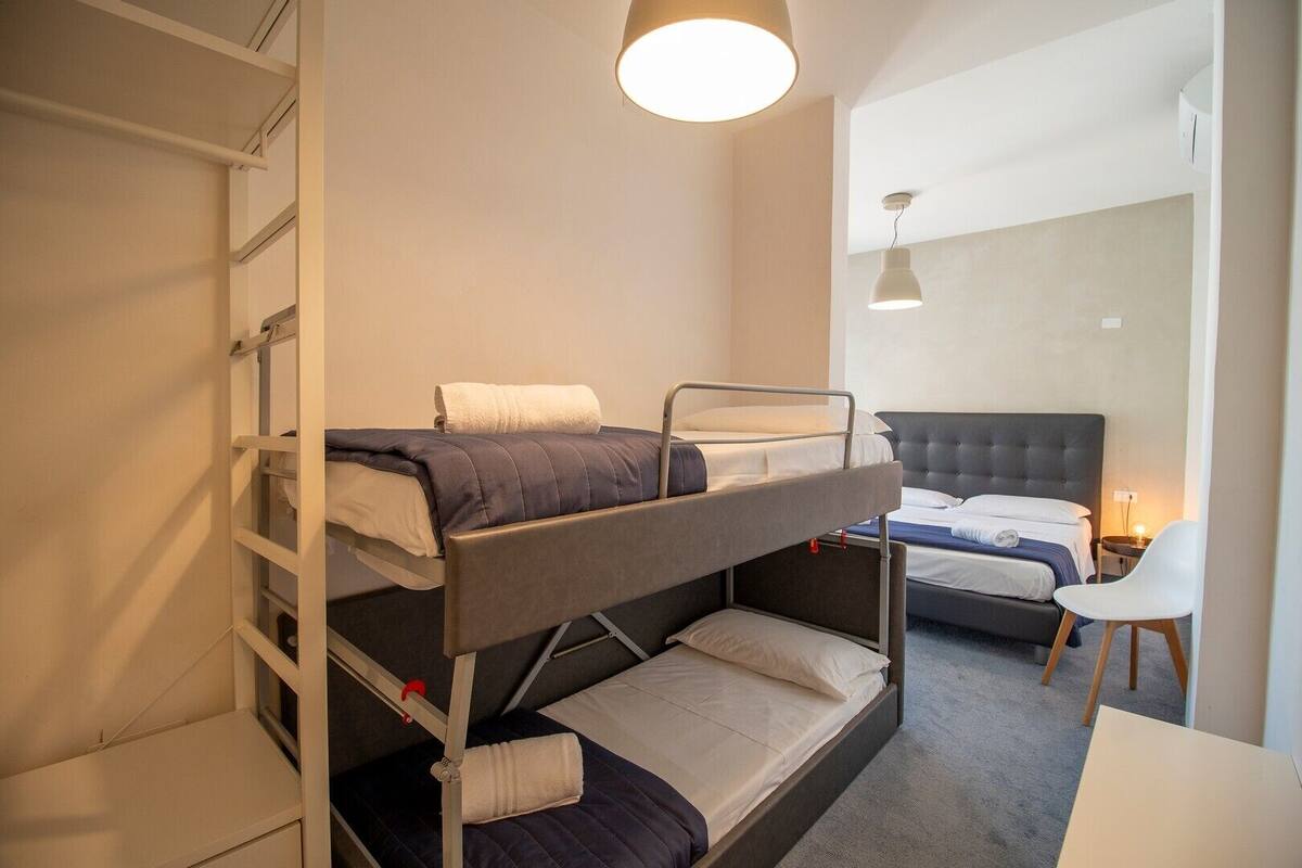Quadrupla Deluxe, vista mare laterale | 客房内保险箱、办公桌、免费 WiFi、床单