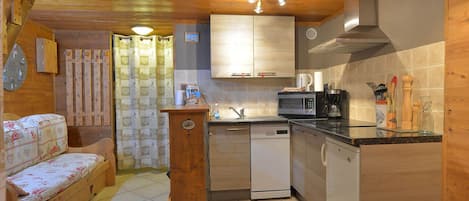 Geladeira, cooktop, lava-louças, cafeteira/chaleira