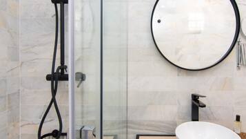 Een haardroger, handdoeken