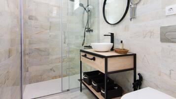 Dutxa, assecador de cabells, tovalloles i xampú