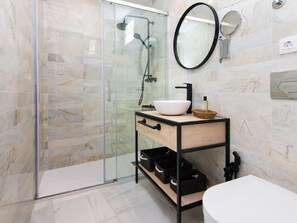 Een haardroger, handdoeken