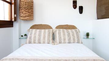 1 dormitori, planxa i posts de planxar i un bressol de viatge