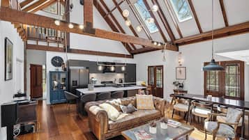 Fernseher, Kamin, Arbeitsbereiche