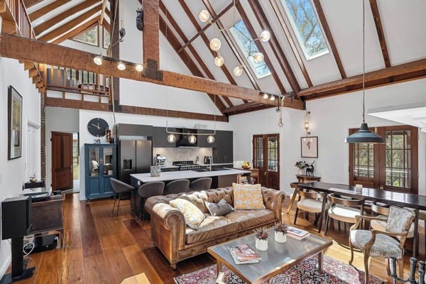 'Highgate' - As featured on the Cover of Highlife Magazine. World Class Highlands living at it's finest, 5 minutes to Bowral