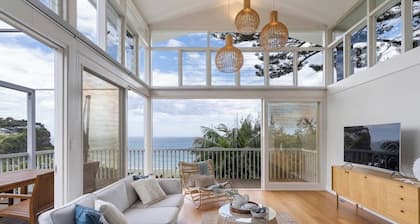'The Bungan' - Absolute Beachfront, Direct Beach Access to Bungan Beach, Newport