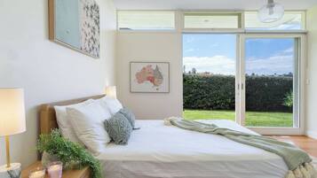 5 bedrooms, desk, iron/ironing board, free WiFi