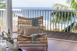 Property grounds - 'The Bungan' - Absolute Beachfront, Direct Beach Access to Bungan Beach, Newport (Newport)