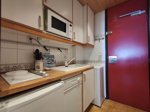 Kjøleskap, mikrobølgeovn, oppvaskmaskin og kaffetrakter/tekoker