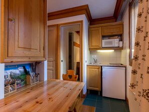 Fridge, microwave, coffee/tea maker, electric kettle