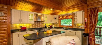 Luxury log cabin with veranda nestled in Kenwick Park, Louth