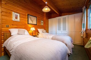 2 Schlafzimmer, Schreibtisch, Bügeleisen/Bügelbrett, Reisekinderbett