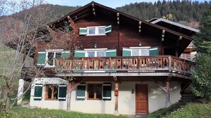 A two-story wooden chalet with a balcony, a small porch, and a door marked with the number 40. - Chalet for 14 with terrace in the heart of Arêches-Beaufort (Arêches-Beaufort)