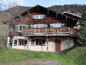 Un chalet en bois à deux étages, doté d’un balcon, d’un petit porche et d’une porte portant le numéro 40.