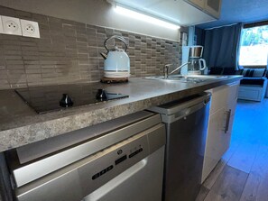 Kühlschrank, Mikrowelle, Herdplatte, Geschirrspüler