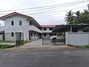 Front of property - OYO HOME 90691 A4 Homestay (Semporna)