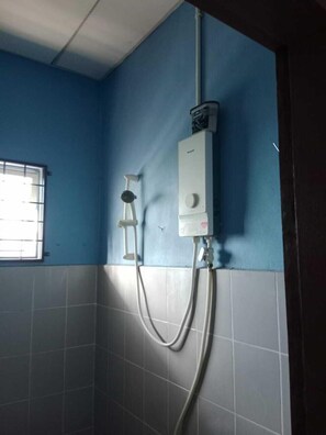 Room, Private Bathroom | Bathroom | Shower, hair dryer, bidet, towels