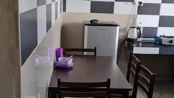 Kamer, privébadkamer | Gemeenschappelijke keuken | Keukenrol