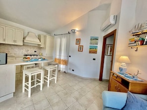 Interior - Villa with private pool, 10 minutes from the sea, large garden*parking*BBQ  (Sardegna)