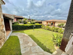 Property grounds - Villa with private pool, 10 minutes from the sea, large garden*parking*BBQ  (Sardegna)