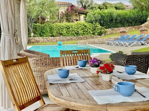 Outdoor dining - Villa with private pool, 10 minutes from the sea, large garden*parking*BBQ  (Sardegna)