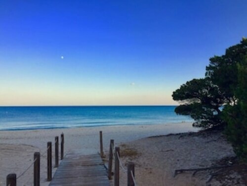 Villa with private pool, 10 minutes from the sea, large garden*parking*BBQ 