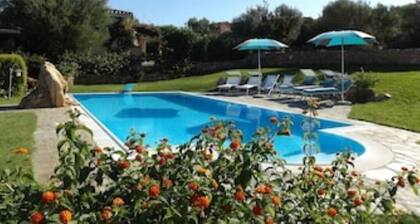 Villa with private pool, 10 minutes from the sea, large garden*parking*BBQ