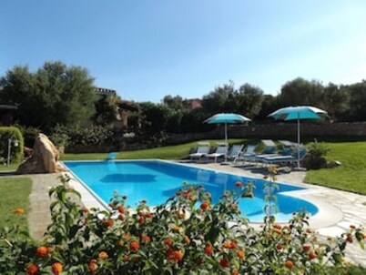 Villa with private pool, 10 minutes from the sea, large garden*parking*BBQ 