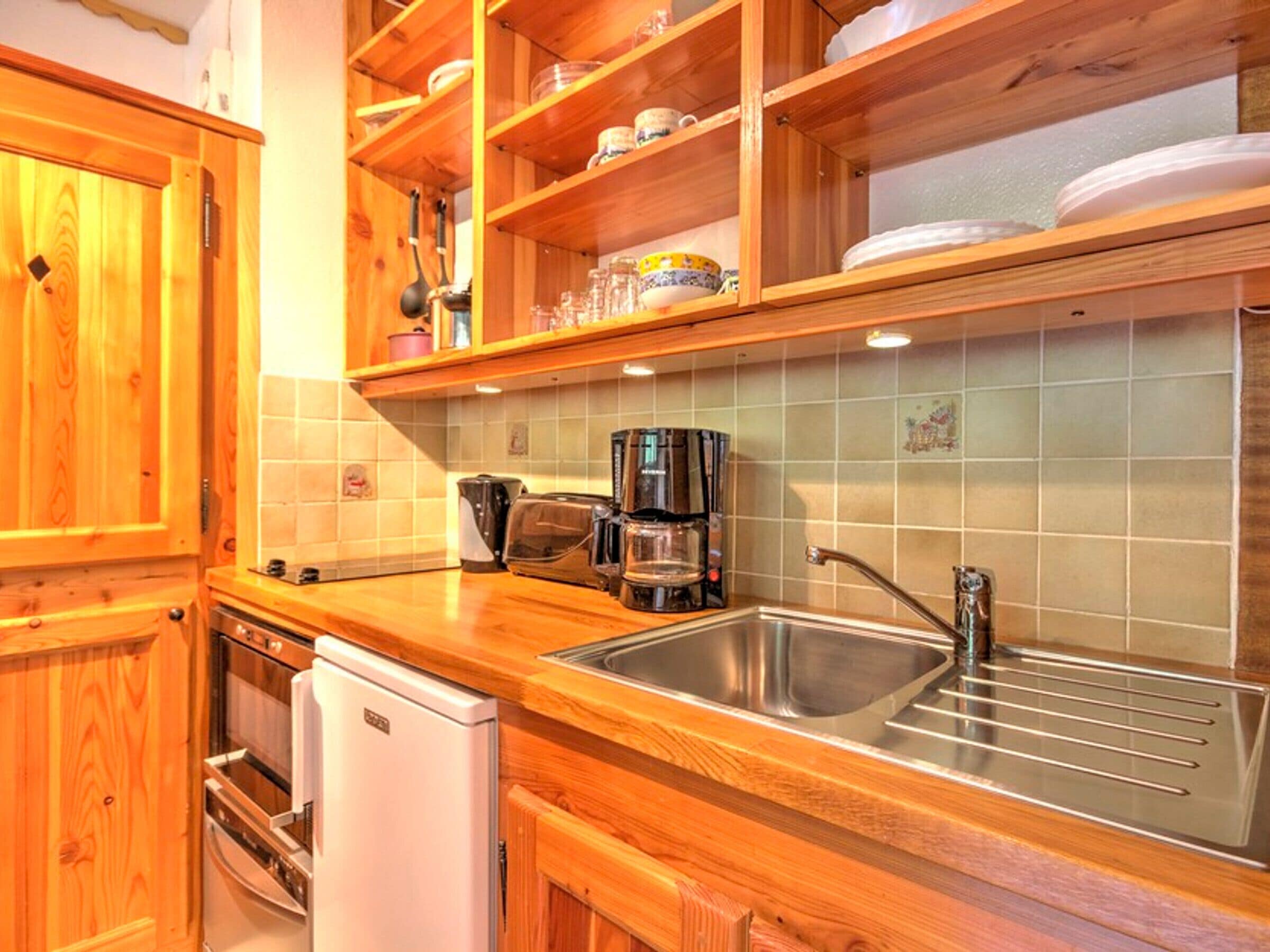 Een koelkast, een microgolfoven, een oven, een kookplaat