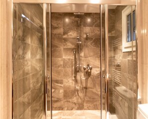 Villa Deluxe | Salle de bain | Douche, sèche-cheveux, serviettes fournies, shampoing