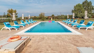 Una piscina al aire libre de temporada