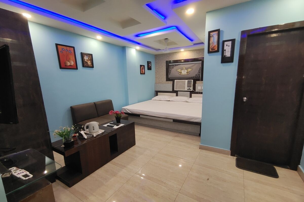 Ein modernes Hotelzimmer mit Bett, Schreibtisch und Sitzecke.