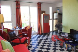 TV, DVD player - Charmant appartement à 150m de la plage – parking, wifi, clim  (Canet Plage)